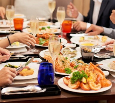 sea food family dinner | Coastline Realty Vacations